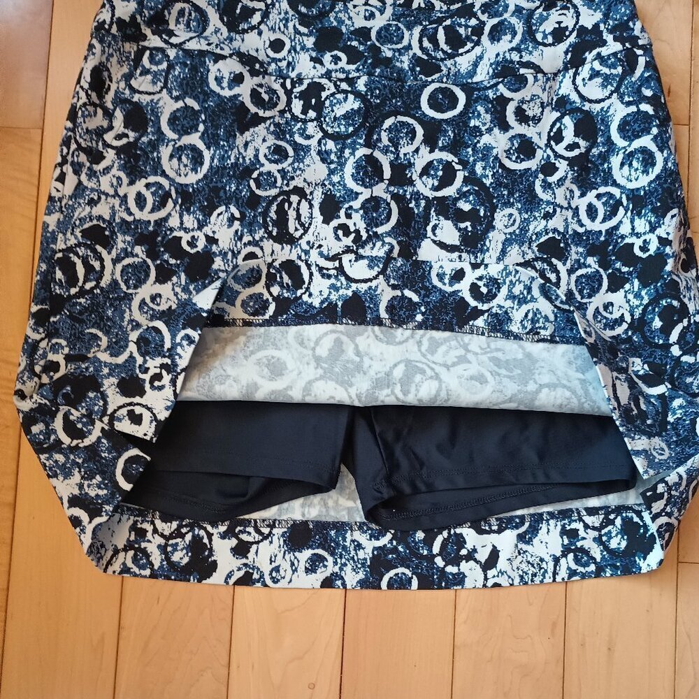 NWOT SC&CO navy, black and white print skort size 8 - Picture 2 of 3